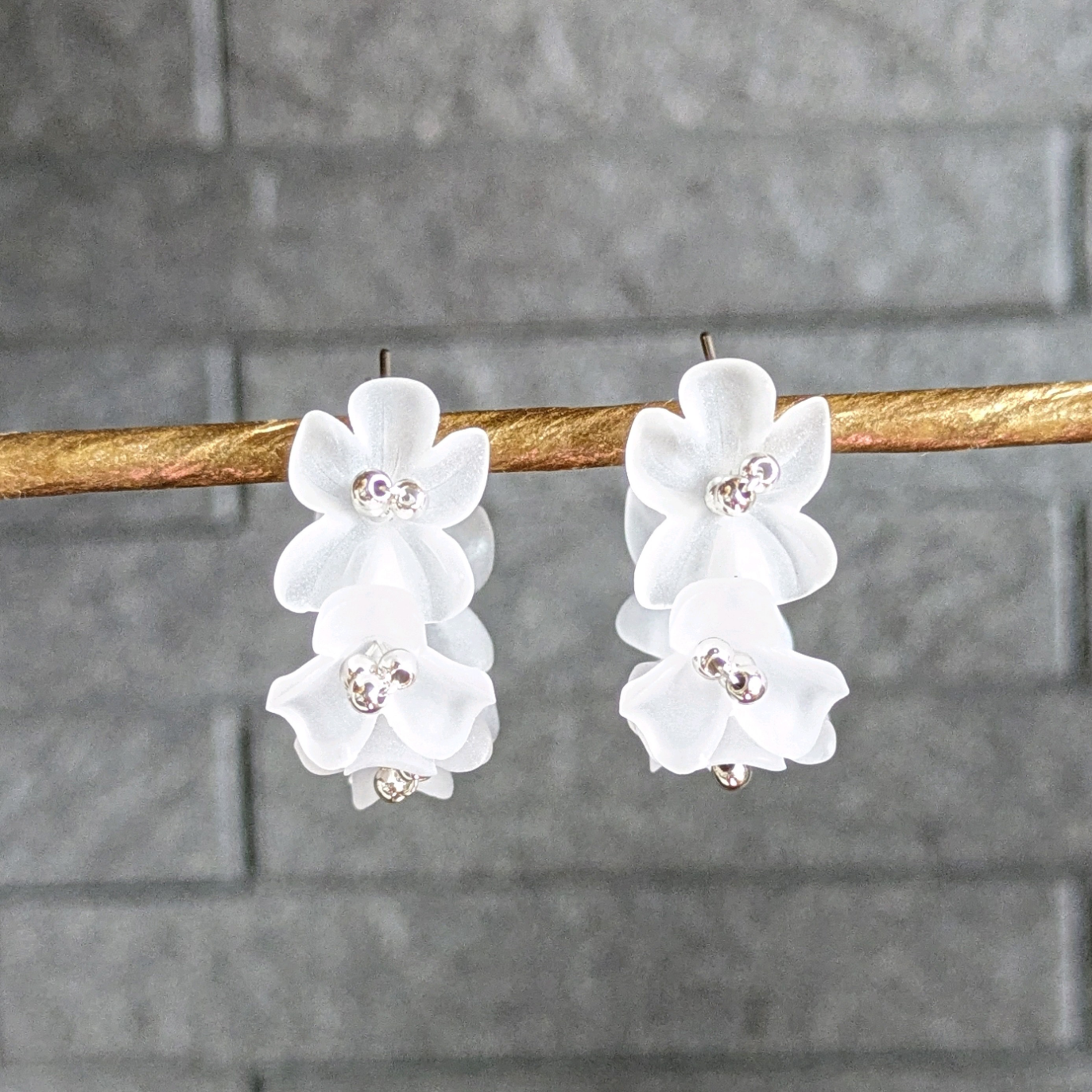 清楚に優しくwhiteブーケ チタンポストフープピアスorイヤリング14kgf.SV925サージカルステンレスSUS可