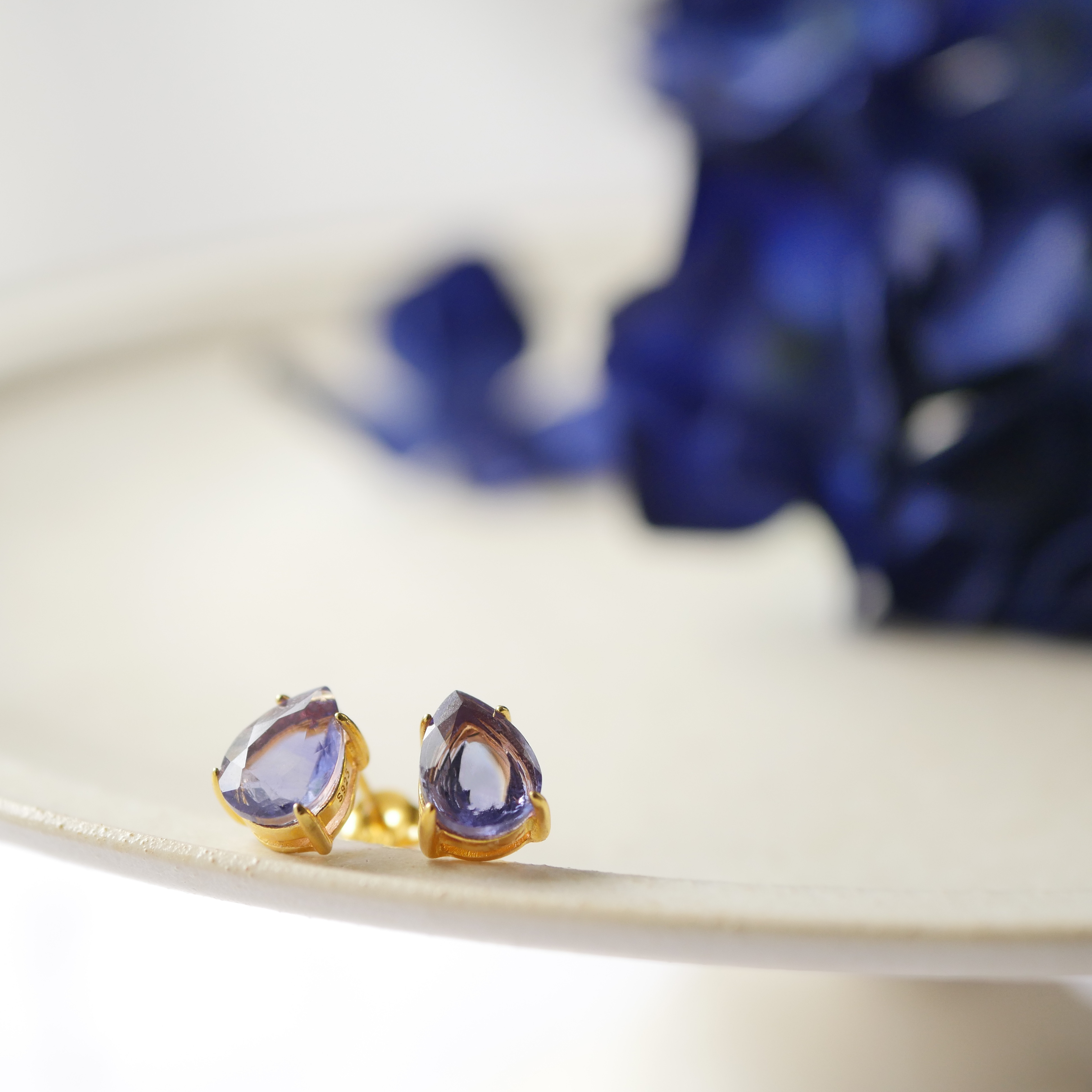 光で色が変わる｜カラーチェンジフローライトの花びらピアス/イヤリング　ゴールド/シルバー　紫陽花　しずく