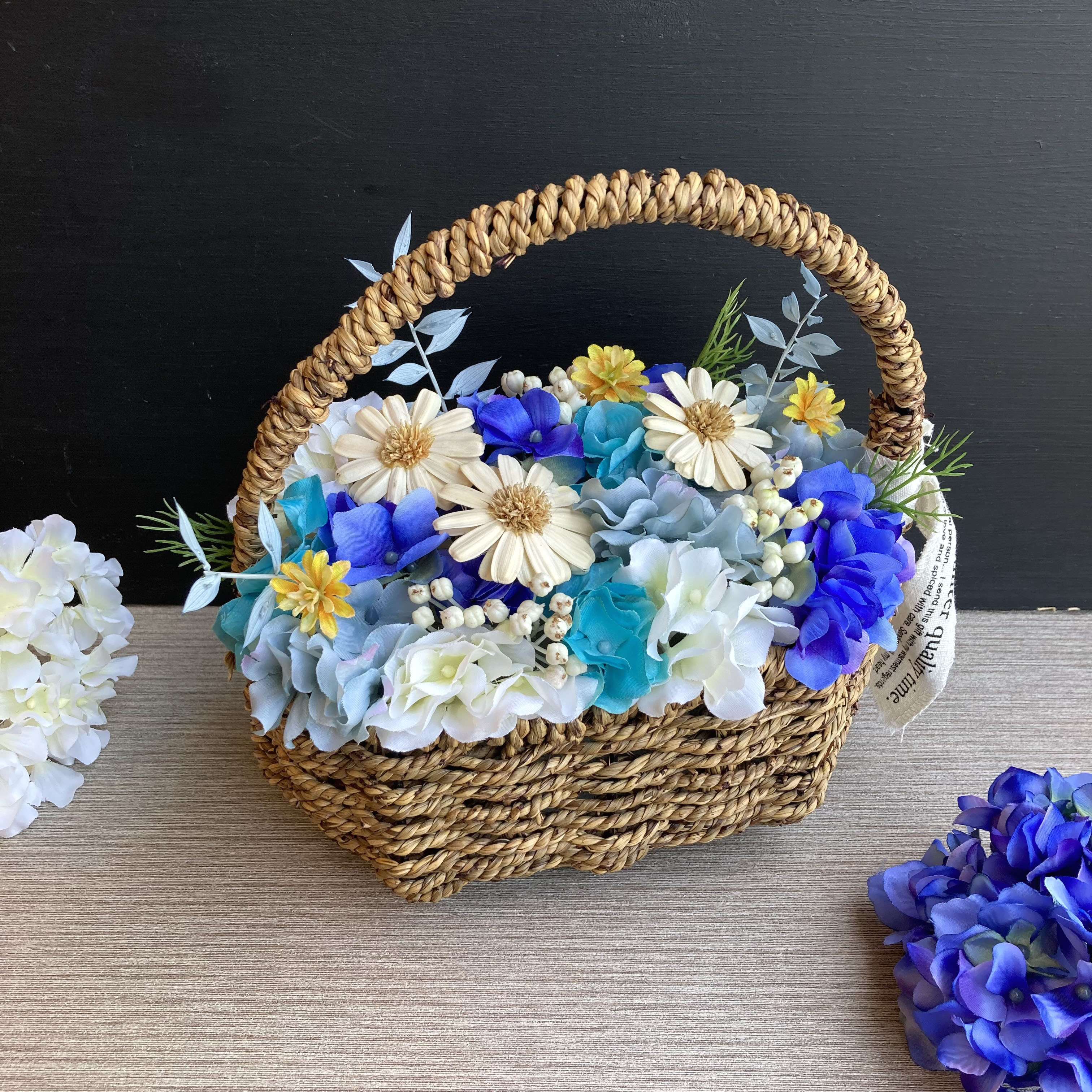 【フラワーギフト】アジサイのサマーアレンジ ーナチュラルかご／ブルー／紫陽花