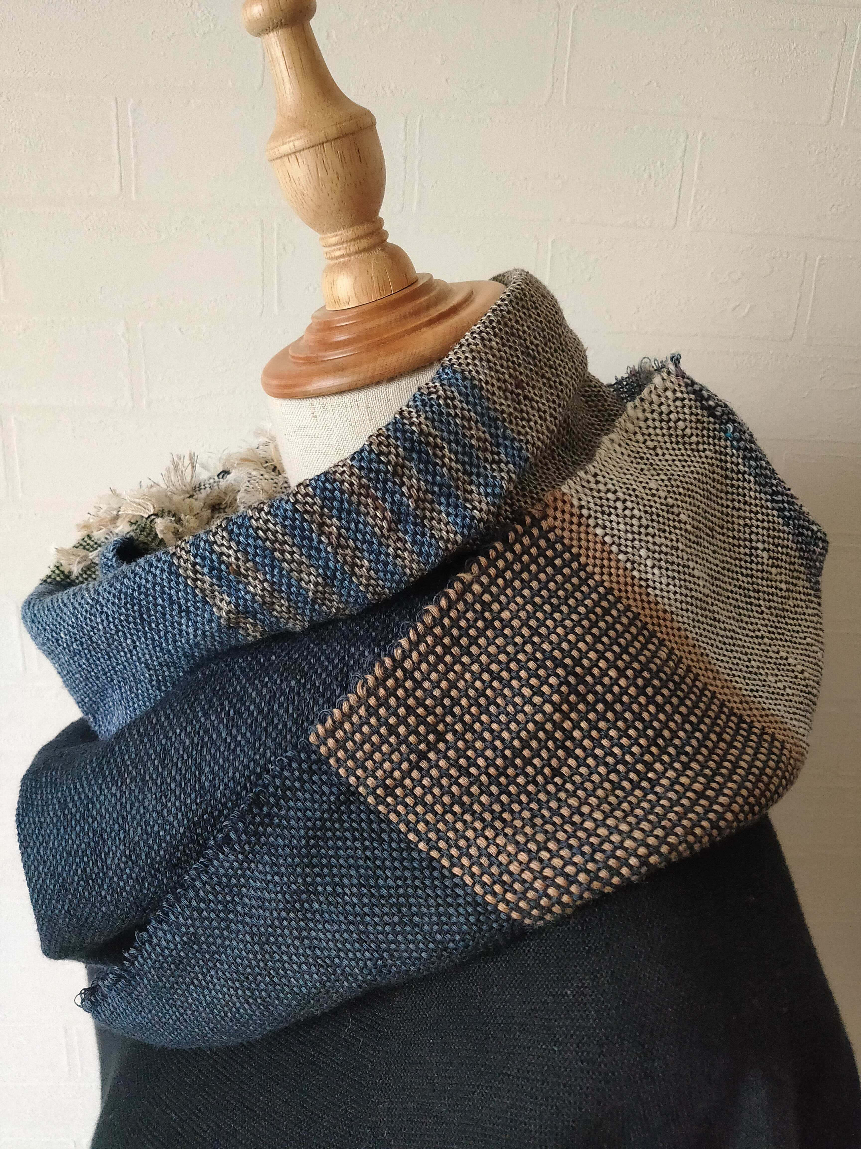 毎日に馴染む、ネイビーのコットンリネンマフラー