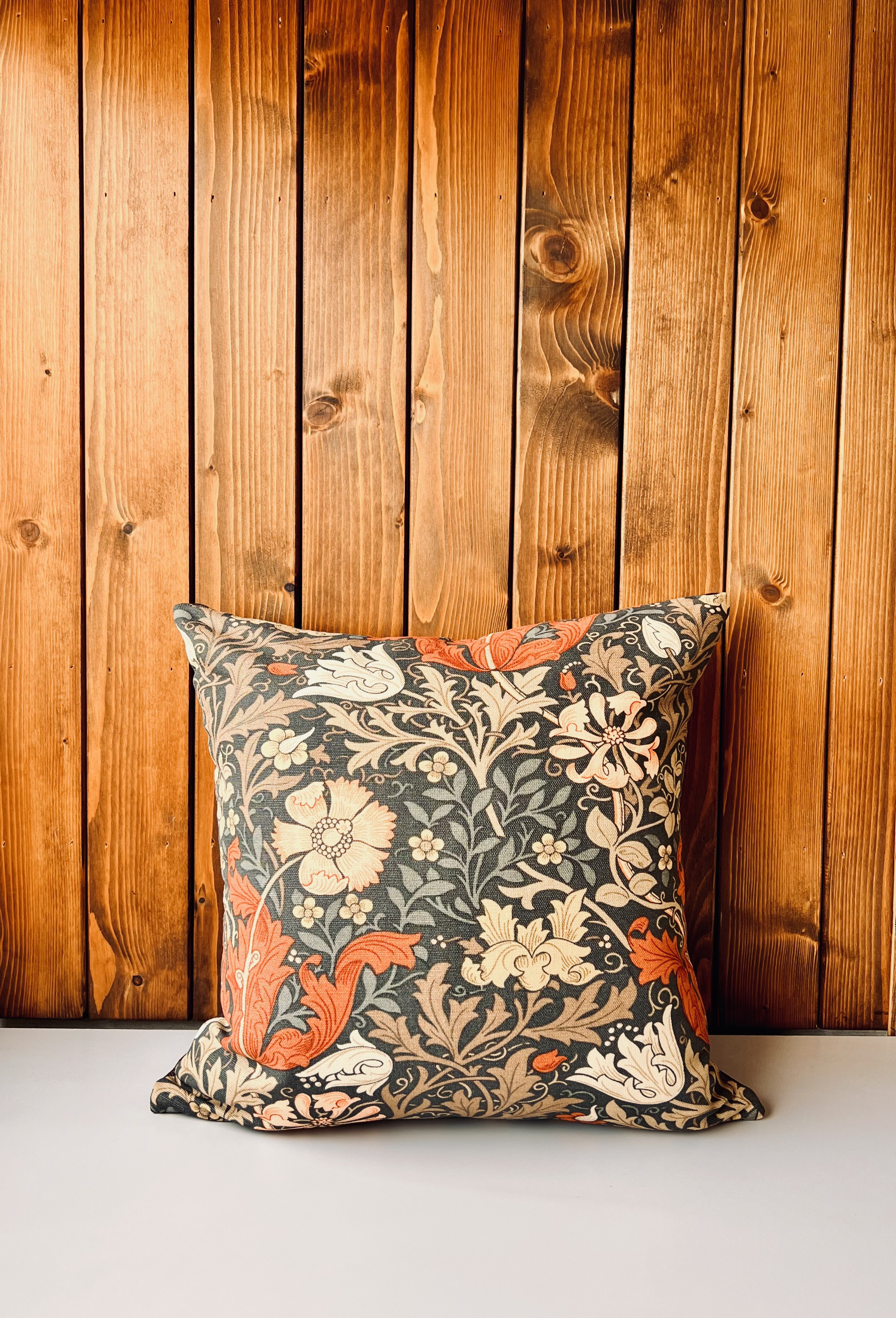 【クッションカバー】【椅子生地使用】ウィリアム•モリス コンプトン クラシカル花蔓 × ブラウン本革 45×45㎝用