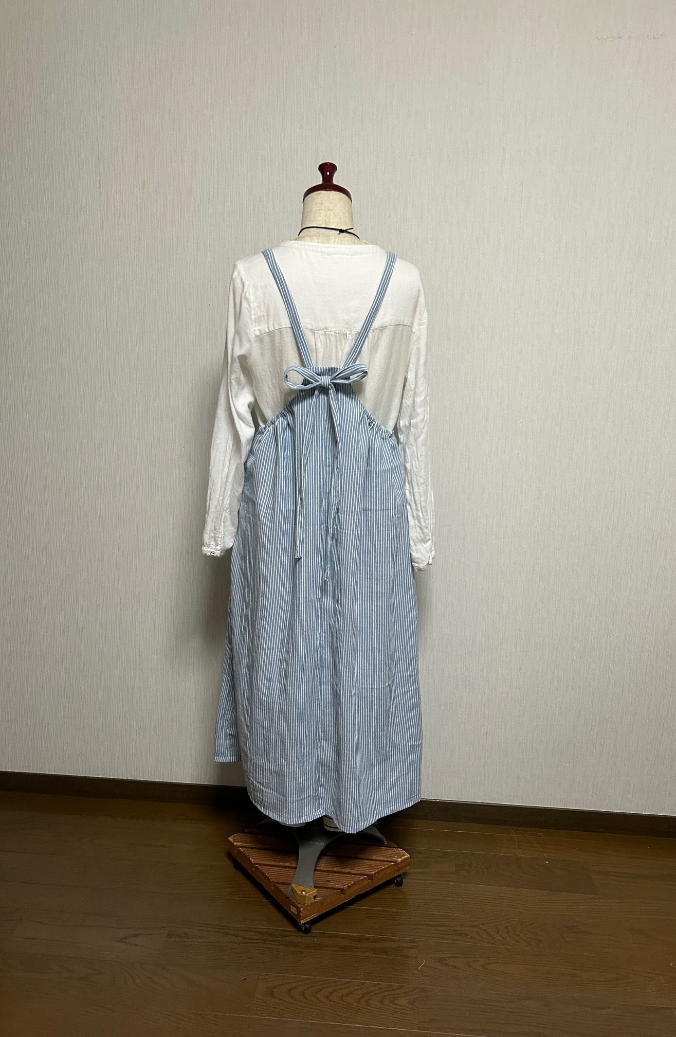 値下げ エプロン ワンピース　水色ストライプ 着丈120cm　お買い物もこのままok　ワンピース