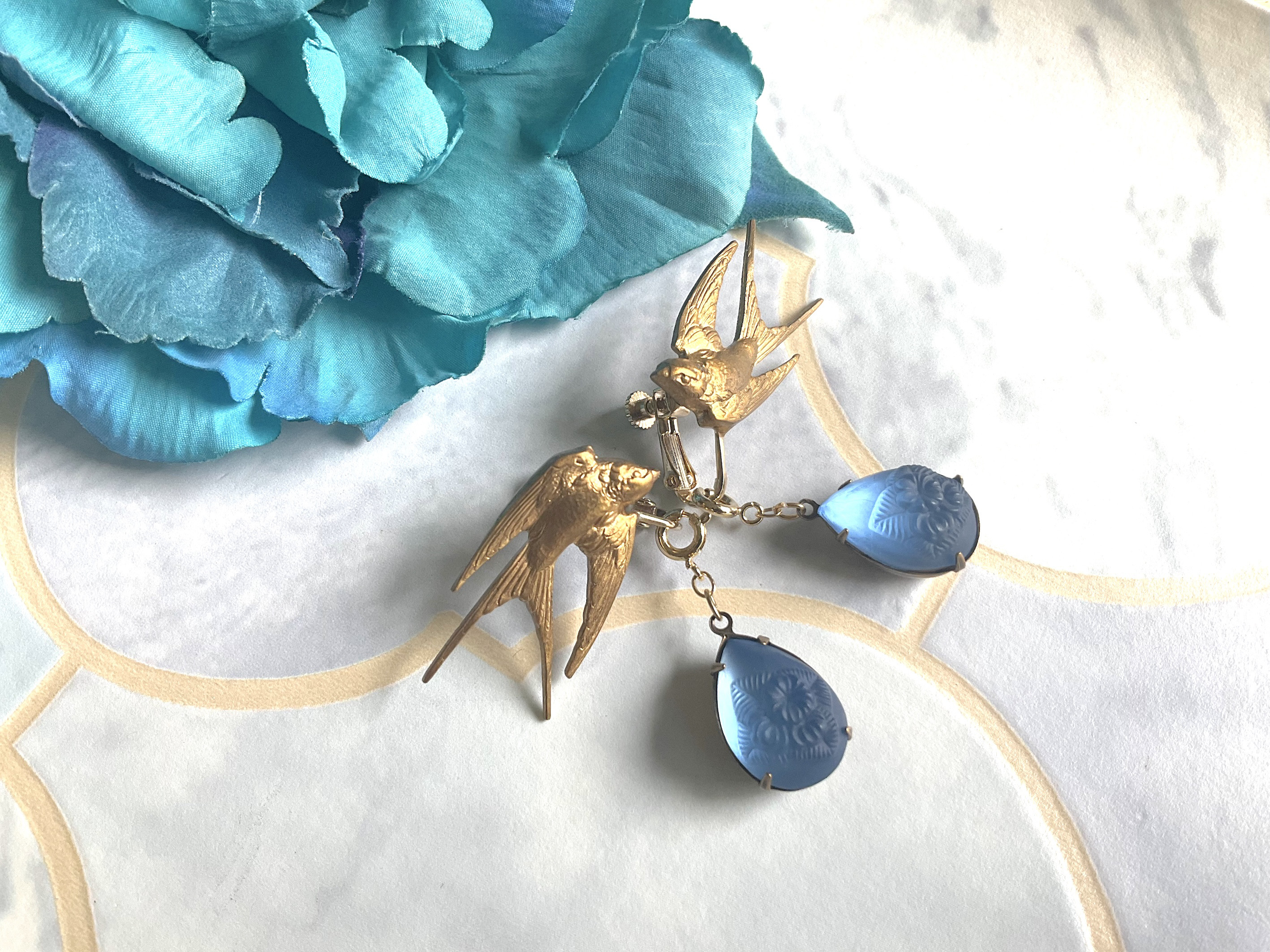 ”燕の戯れ２" ヴィンテージガラスと燕のイヤリング&ピアス