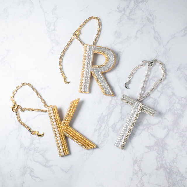 16文字×3カラーから選ぶ＊ビーズ刺繍イニシャルバッグチャーム