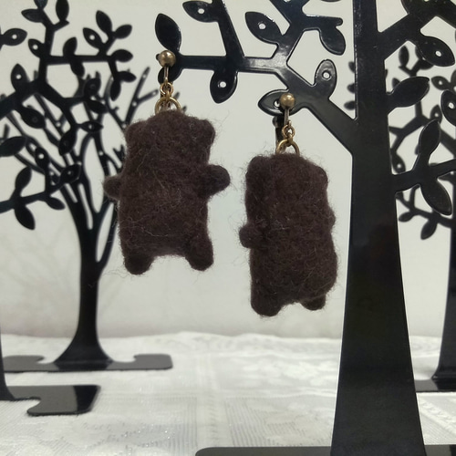 ハンドメイド もこもこくまさんのシルエットイヤリング 羊毛
