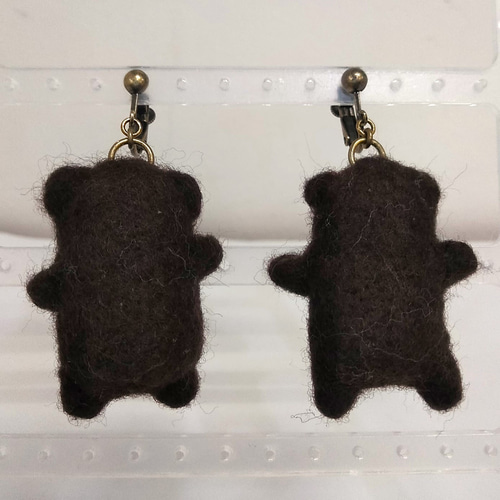 ハンドメイド もこもこくまさんのシルエットイヤリング 羊毛