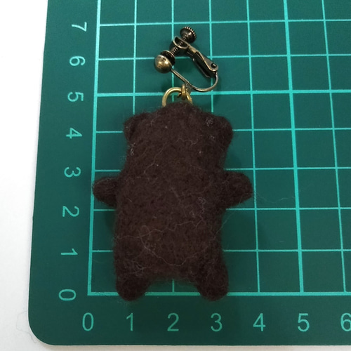 ハンドメイド もこもこくまさんのシルエットイヤリング 羊毛