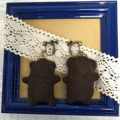 ハンドメイド もこもこくまさんのシルエットイヤリング 羊毛