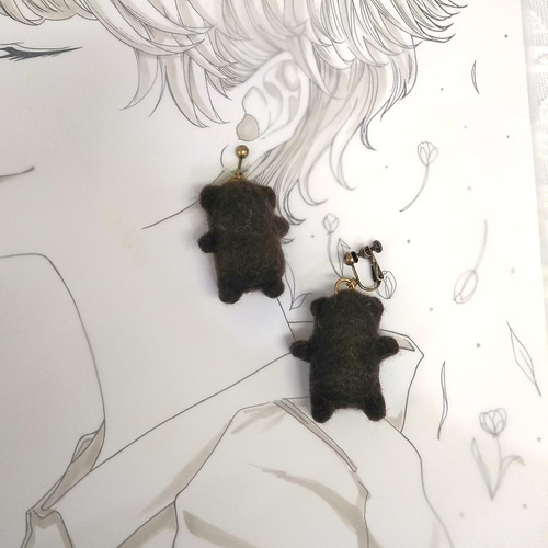 ハンドメイド もこもこくまさんのシルエットイヤリング 羊毛