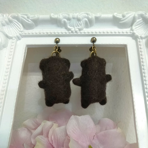 ハンドメイド もこもこくまさんのシルエットイヤリング 羊毛