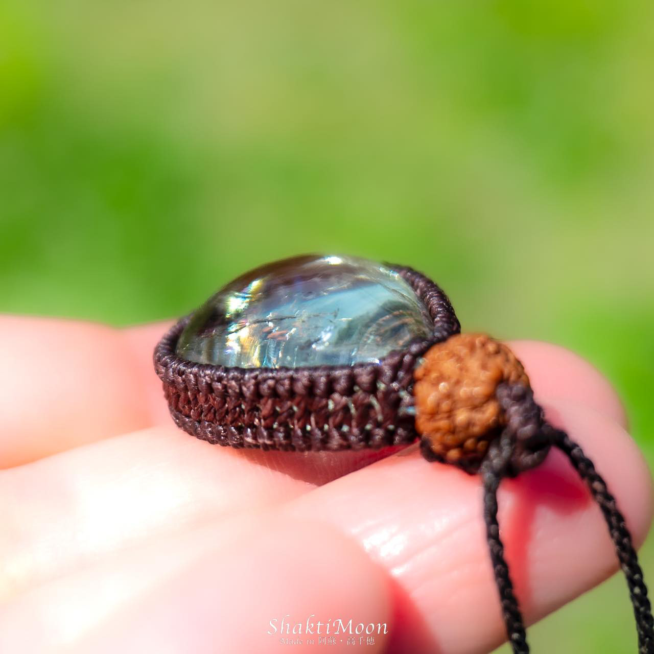 【レア・希少！レインボー入り！8面ルドラクシャ！精神を安定させ、本来の自分を取り戻したいあなたへ！グリーンアメジスト