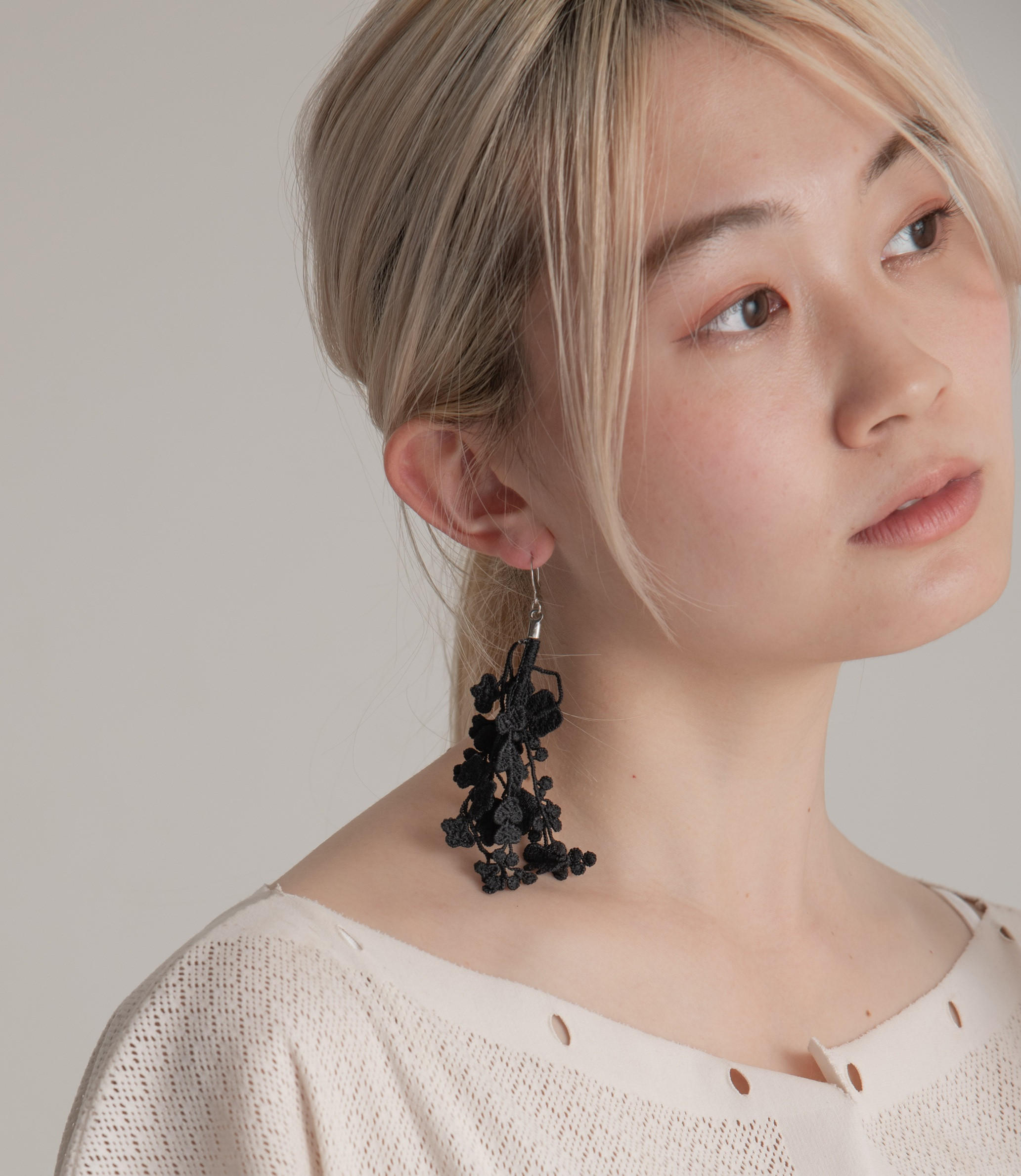 【限定2個】レースプランツピアス・イヤリング黒（葉の雫004-PAS）葉の雫シリーズ