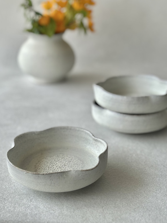 白釉 花形平小鉢①②③ お椀・ボウル・鉢 LA POTERIE SAKURA