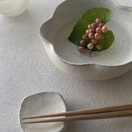 やっほー様新品　陶器　陶芸作家　オフホワイトの浅鉢5枚不揃い　155 t3306up2.jpg