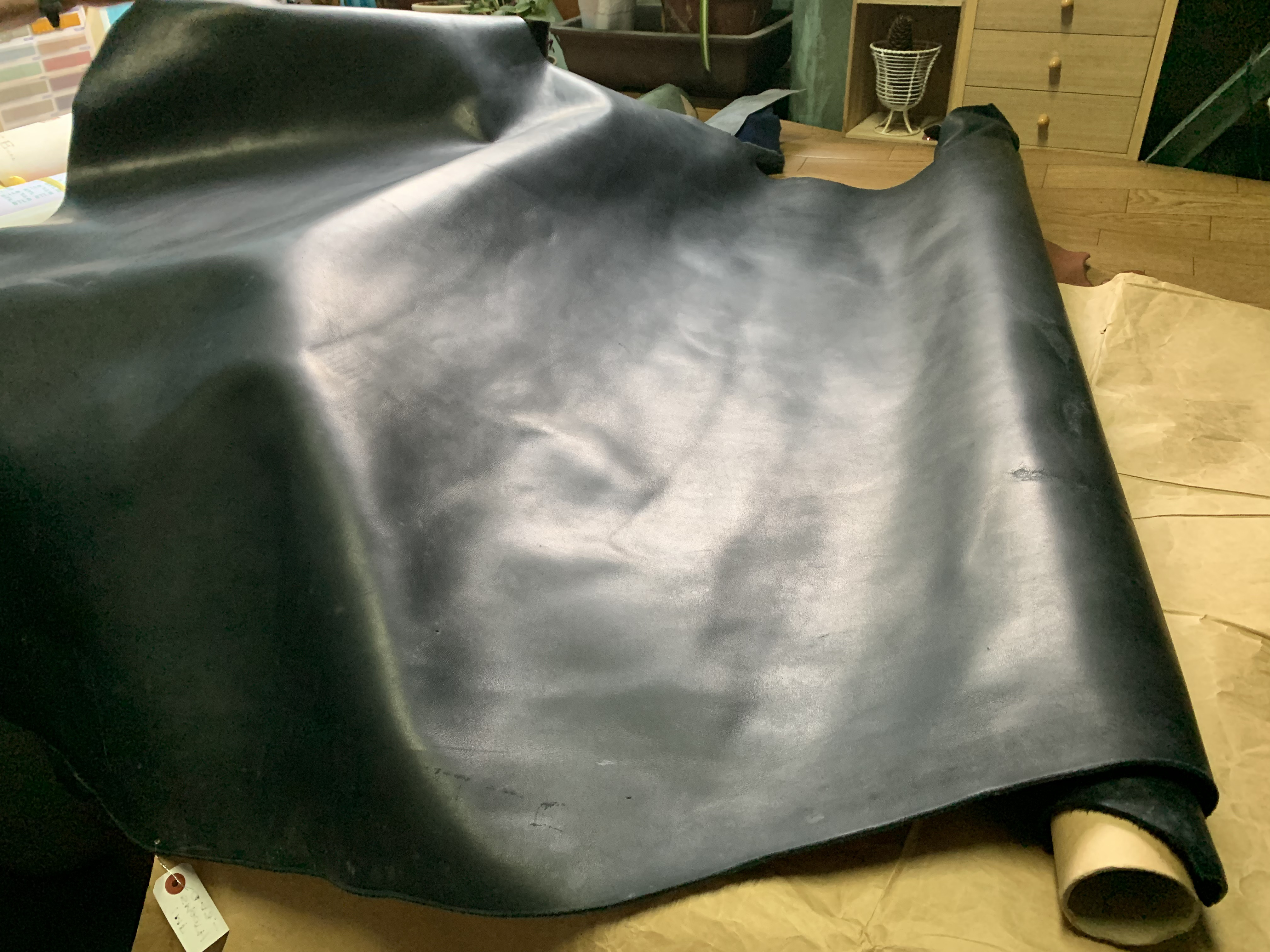 牛革　黒（光の加減で少し青く見えますが）　B品程度　250デシ　厚さ　2ｍｍ程度