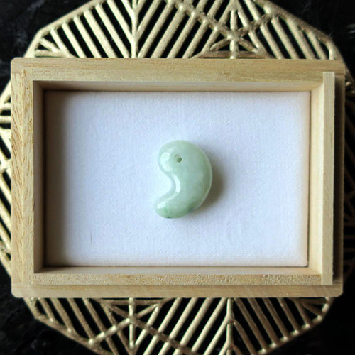 翡翠 勾玉 糸魚川 天然石 22mm 桐箱入り 日本製 縁起もの