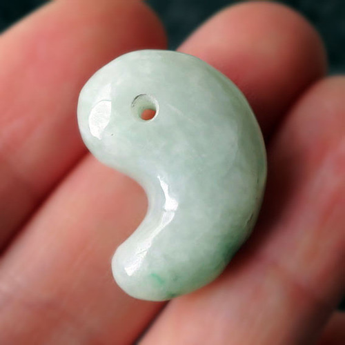 【セール】糸魚川翡翠　勾玉 糸魚川翡翠異形勾玉 M08640 豊翠 作 31mm*25mm*10mm 糸魚川産