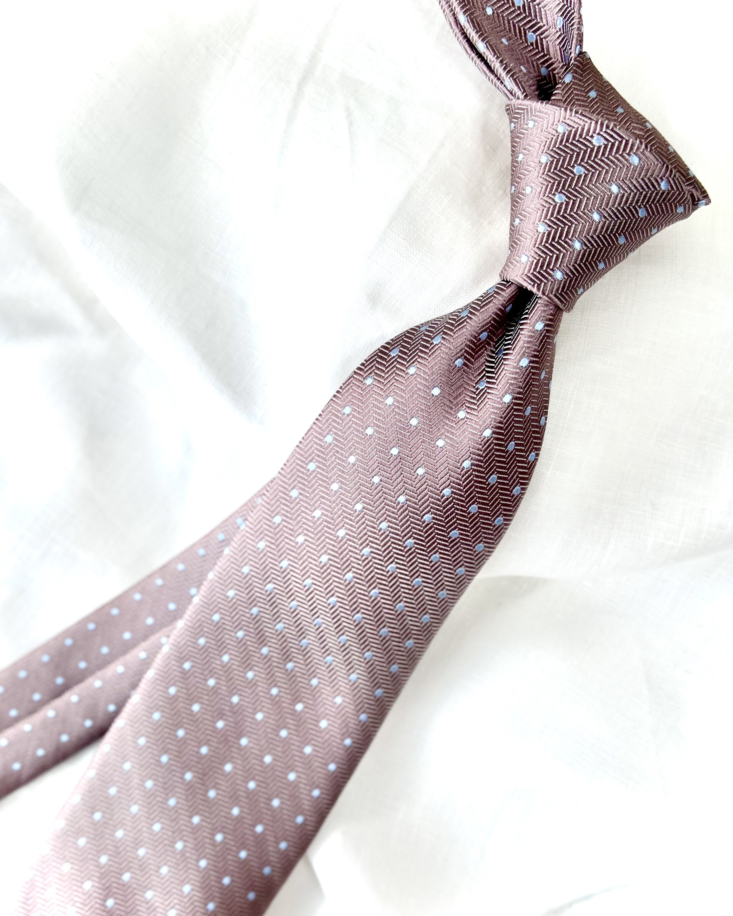 【受注製作】　テーラーの手仕事で仕立てる　フルハンドメイドのシルクネクタイ　　ドット柄　ブラウン×ライトブルー