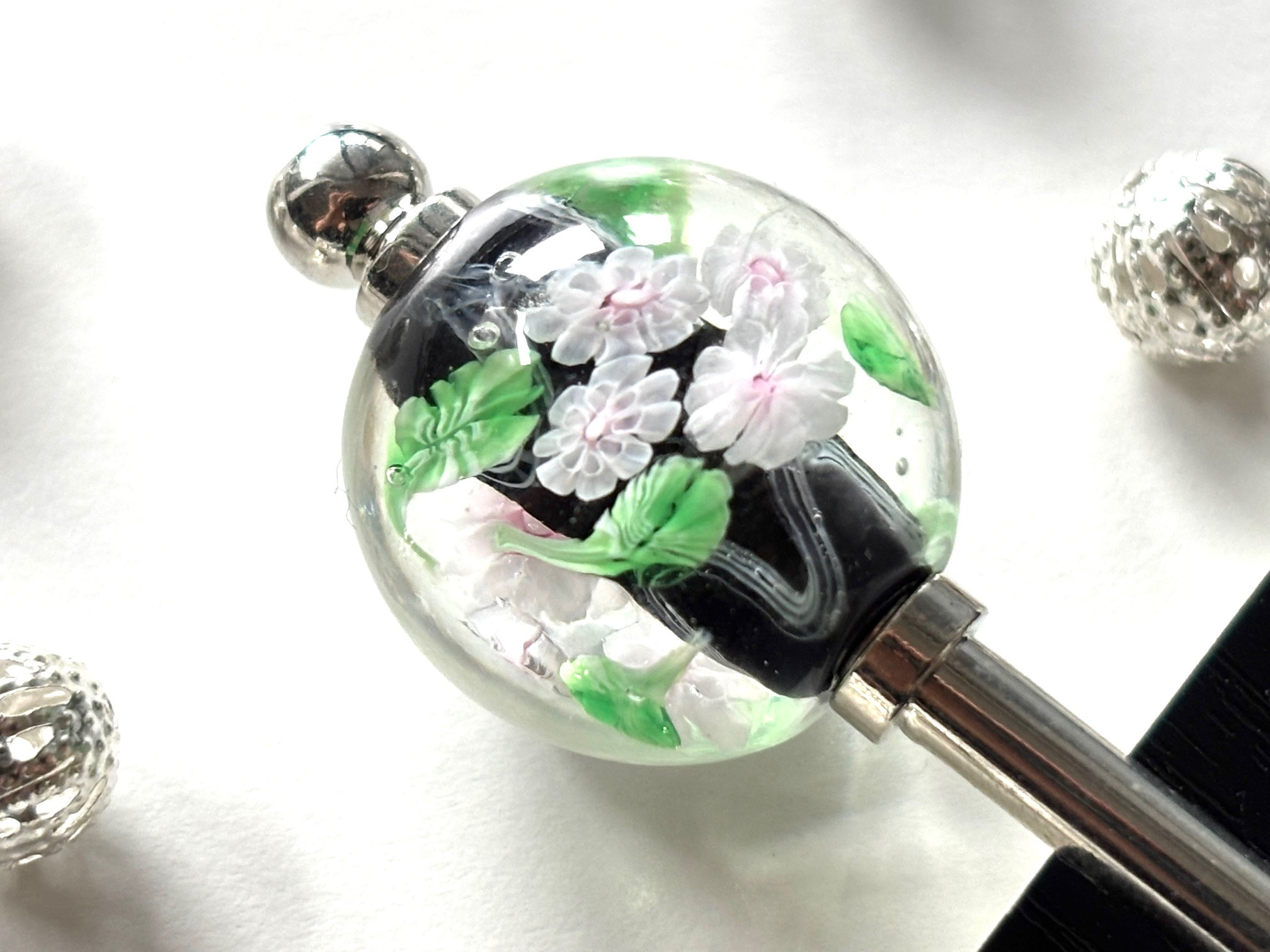 かんざし　黒と白菊のモノトーンのとんぼ玉　一本挿し　一本簪　涼しげ　夏　トンボ玉　蜻蛉玉　ホワイト　ブラック