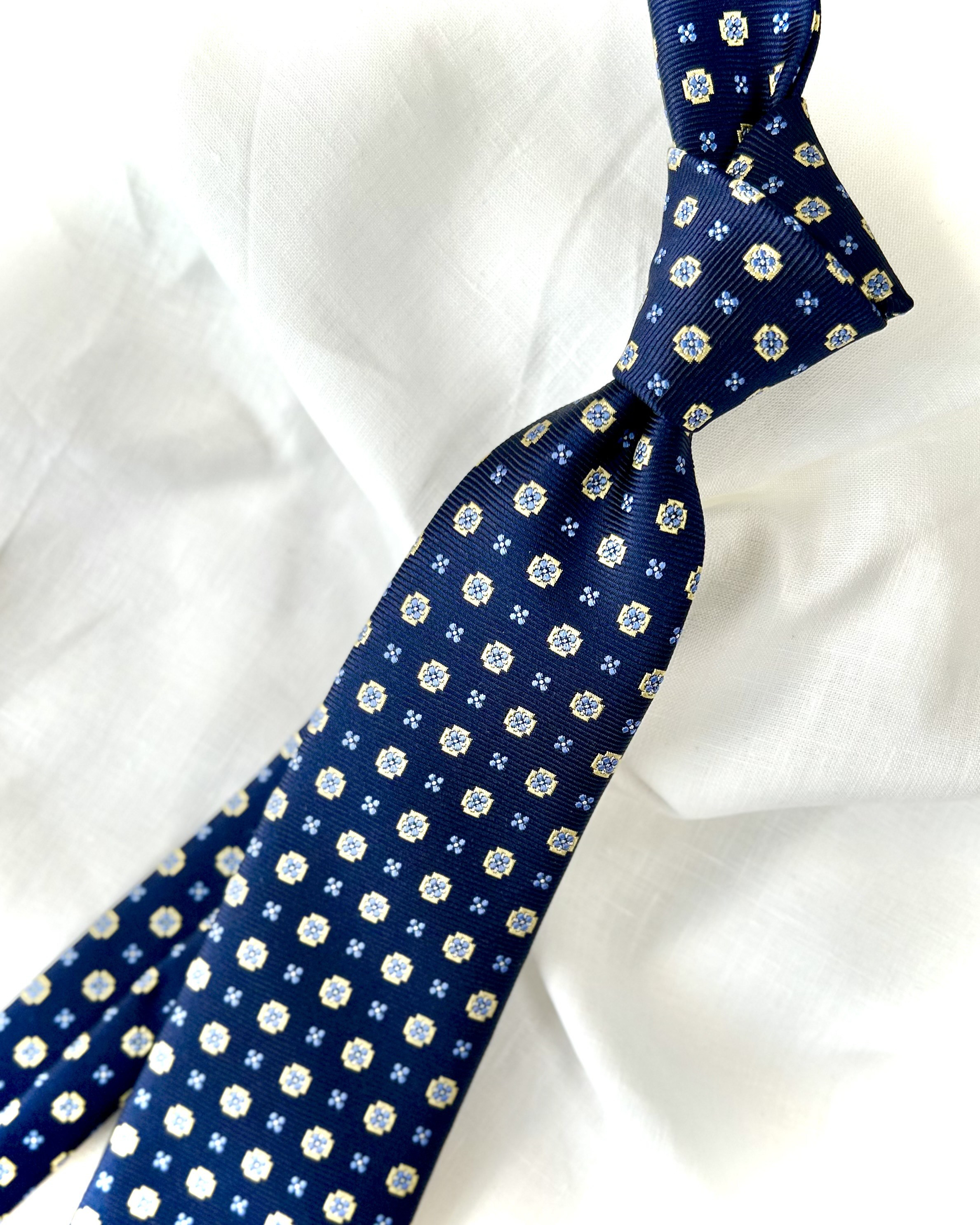 【受注製作】テーラーの手仕事で仕立てる　フルハンドメイドのシルクネクタイ　小紋柄　ネイビー