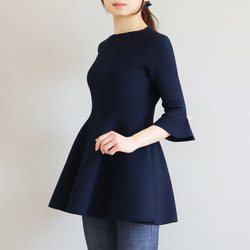 【長度蓋過臀線】 整件衣服荷葉邊喇叭袖套頭衫 【淺粉紅色】 第5張的照片