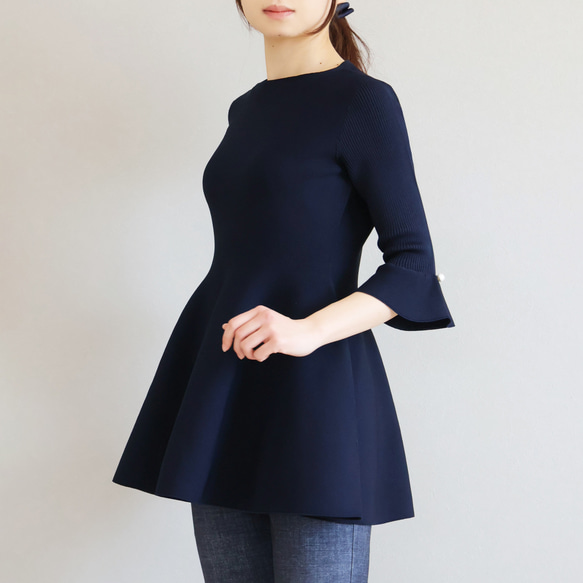 【長度蓋過臀線】 整件衣服荷葉邊喇叭袖套頭衫 【淺粉紅色】 第5張的照片