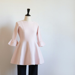 【長度蓋過臀線】 整件衣服荷葉邊喇叭袖套頭衫 【淺粉紅色】 第10張的照片