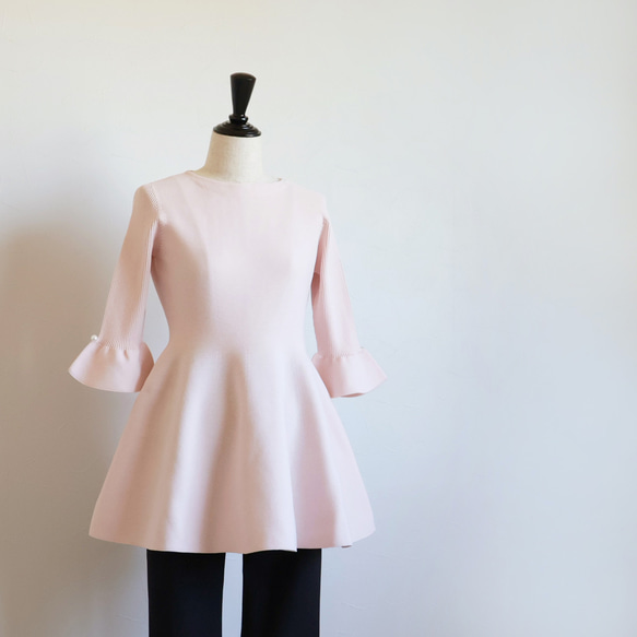 【長度蓋過臀線】 整件衣服荷葉邊喇叭袖套頭衫 【淺粉紅色】 第10張的照片