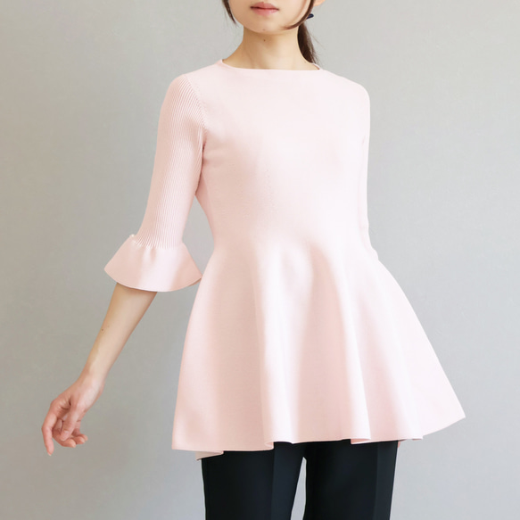 【長度蓋過臀線】 整件衣服荷葉邊喇叭袖套頭衫 【淺粉紅色】 第2張的照片