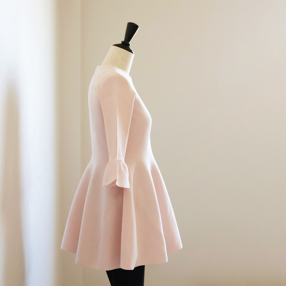 【長度蓋過臀線】 整件衣服荷葉邊喇叭袖套頭衫 【淺粉紅色】 第15張的照片