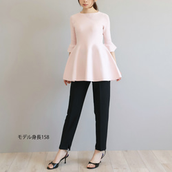 【長度蓋過臀線】 整件衣服荷葉邊喇叭袖套頭衫 【淺粉紅色】 第3張的照片