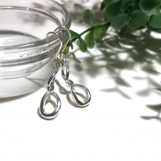 再入荷！純銀製＊スリムインフィニティ 八の字ピアス