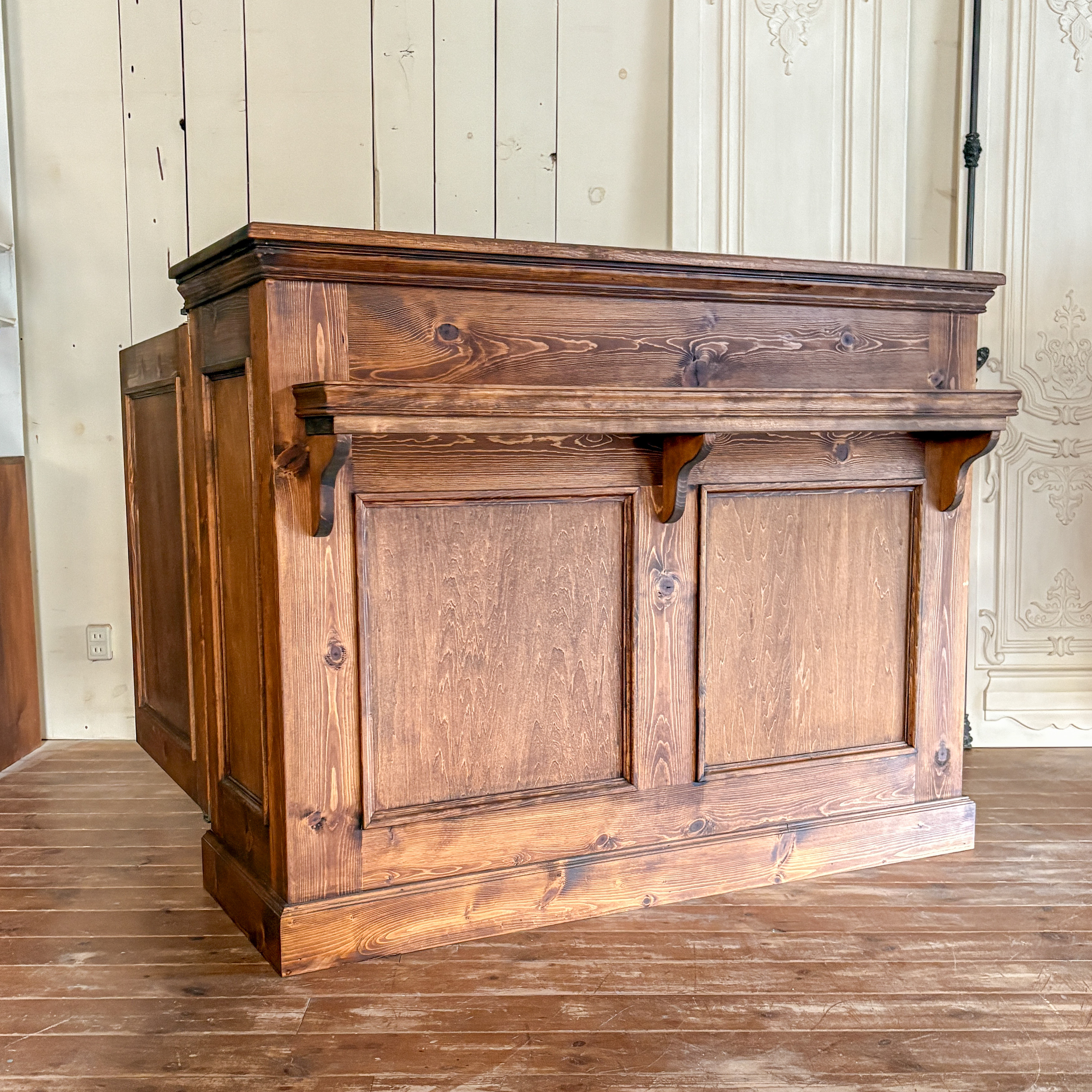 ドッグサロン向けL字カウンター（W1300ブラウン）スイングドア付き アンティーク調ウッドカウンター 特注店舗家具