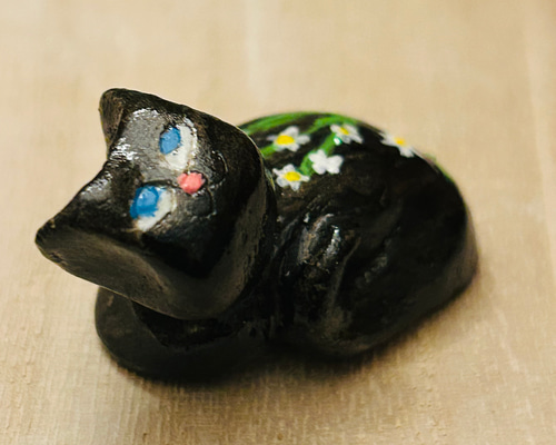 マトリカリアの箱座り黒ねこ」花言葉「深い愛情」「寛容」猫 陶製 置物