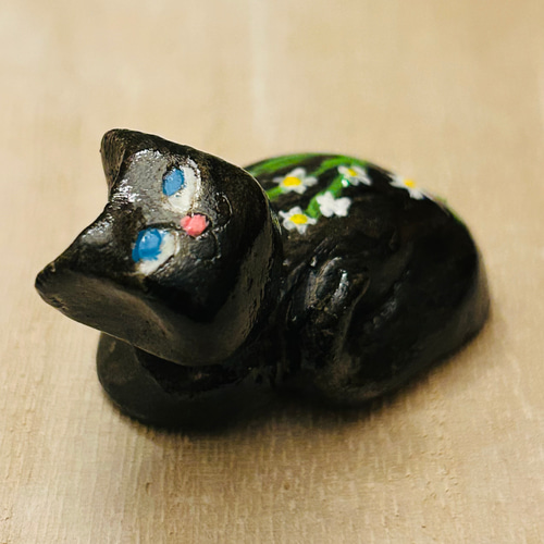 マトリカリアの箱座り黒ねこ」花言葉「深い愛情」「寛容」猫 陶製 置物