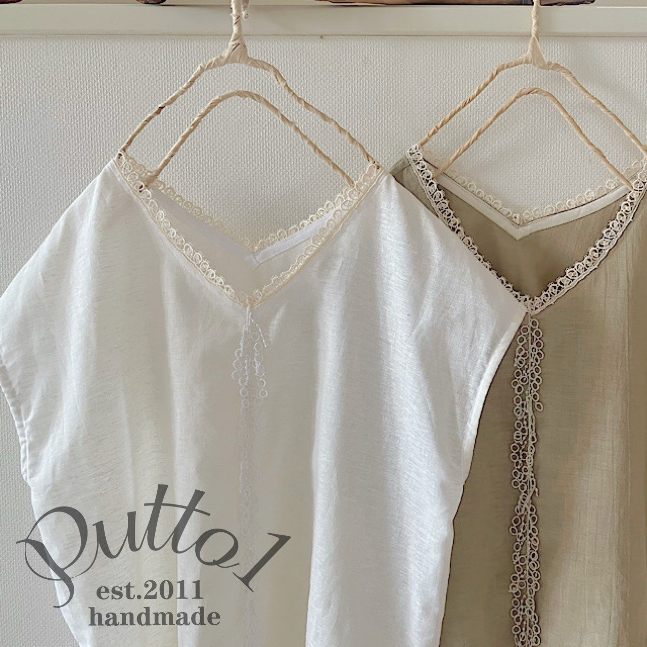 限定8着づつ「受注生産」天日干しオーガニックコットンリネン揺れるレースのVネック　フレンチスリーブ　ブラウス