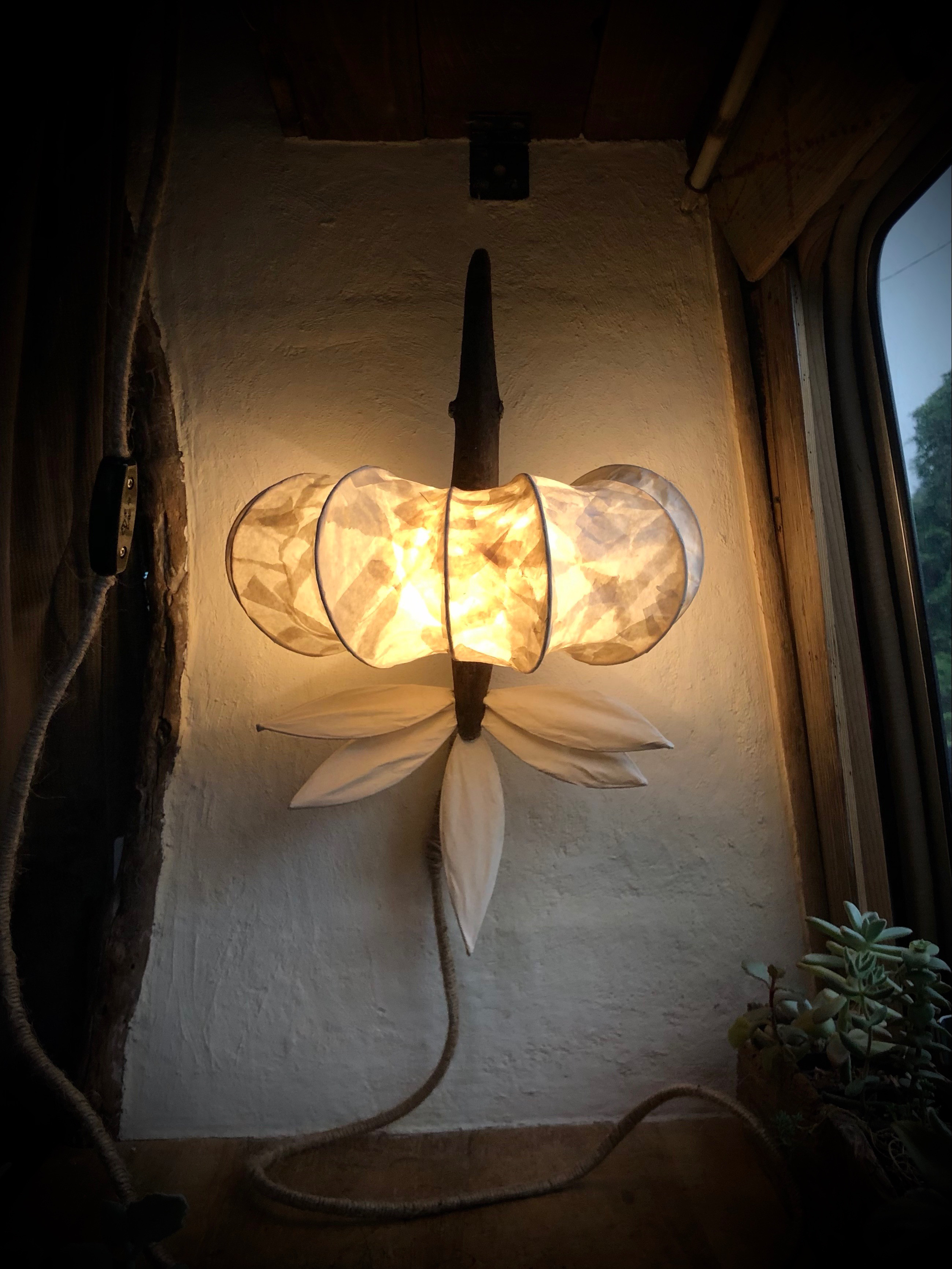 Lotus Bird 流木と和紙の照明（壁掛けライト、インテリアライト