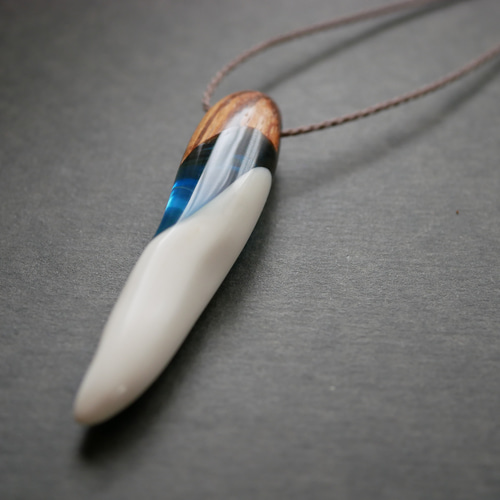 鹿角とゼブラウッドを使ったウッドレジンネックレス | 牙紋（がもん