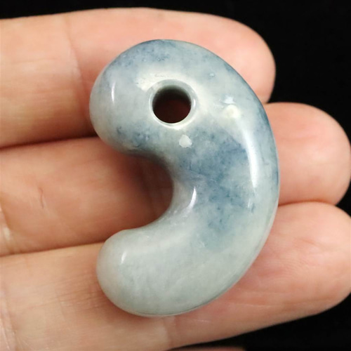 糸魚川翡翠 小滝産 33mm 勾玉 ブルー ディレクトリーカード付