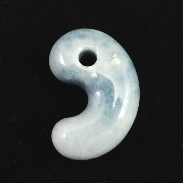 糸魚川翡翠 小滝産 33mm 勾玉 ブルー ディレクトリーカード付 16.19g