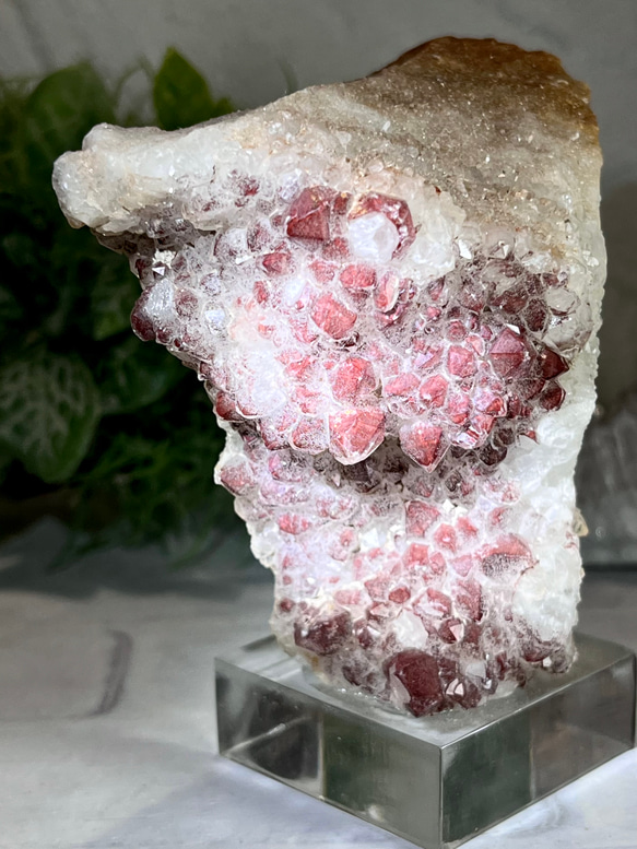 ストロベリーファントムクォーツクラスター台座付きファイヤークォーツ
