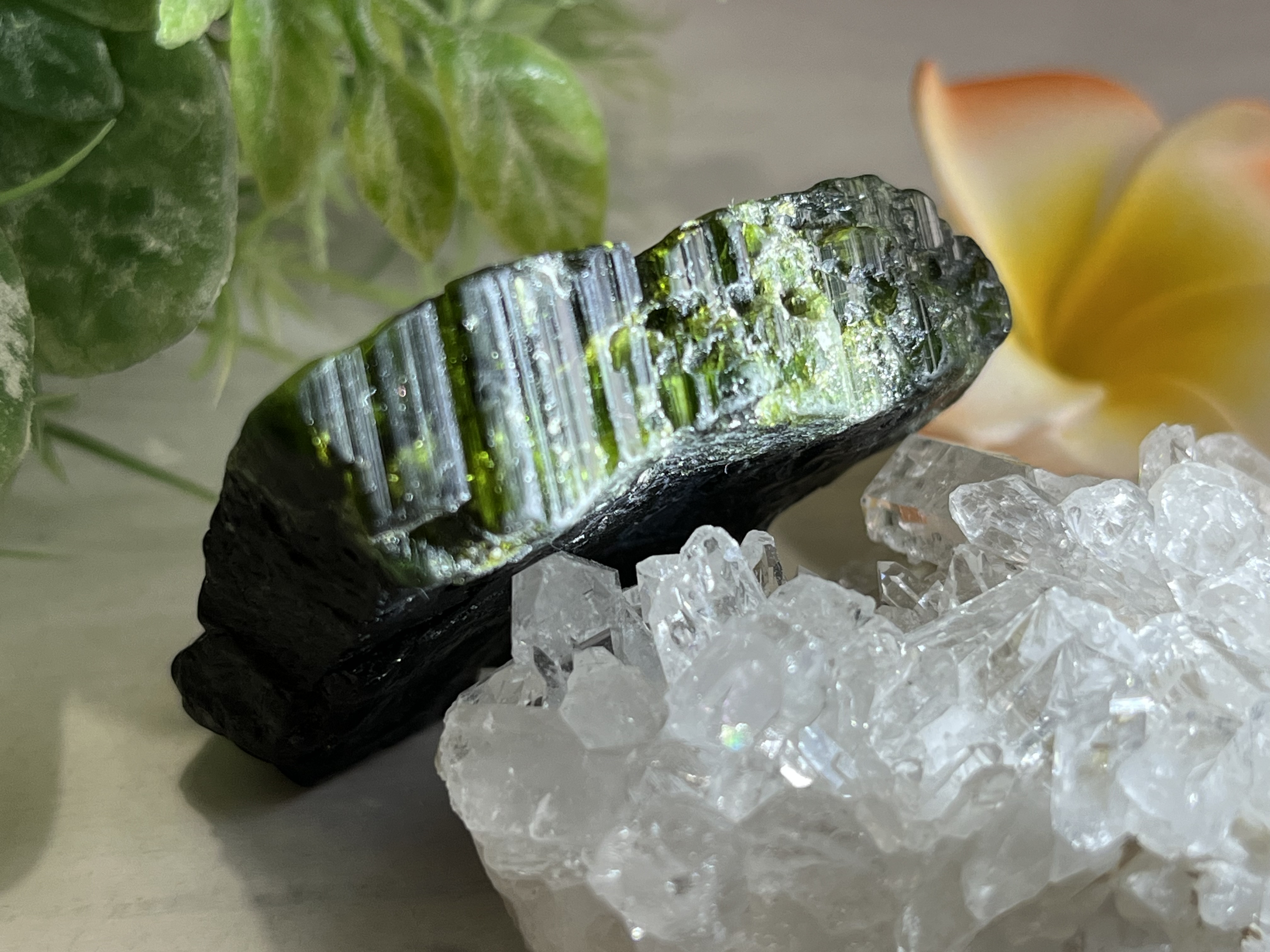 天然石ブラックトルマリン共生グリーン水晶のハート　置物　NO.062705