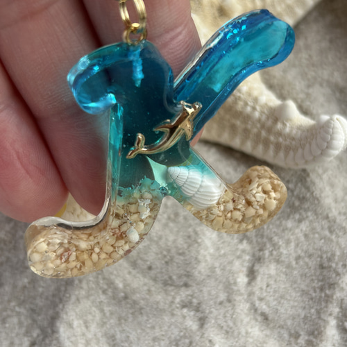 バッグチャーム イニシャル海モチーフ｜貝殻×イルカ×星の砂 夏の