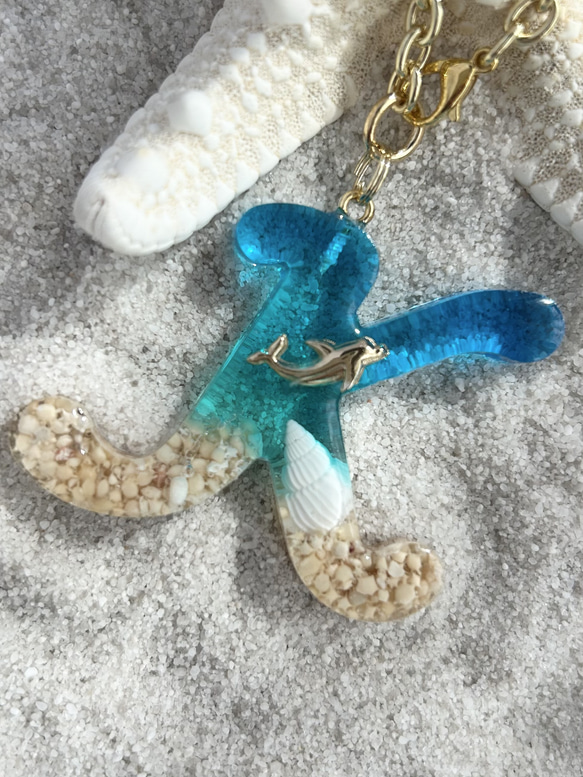 バッグチャーム イニシャル海モチーフ｜貝殻×イルカ×星の砂 夏の