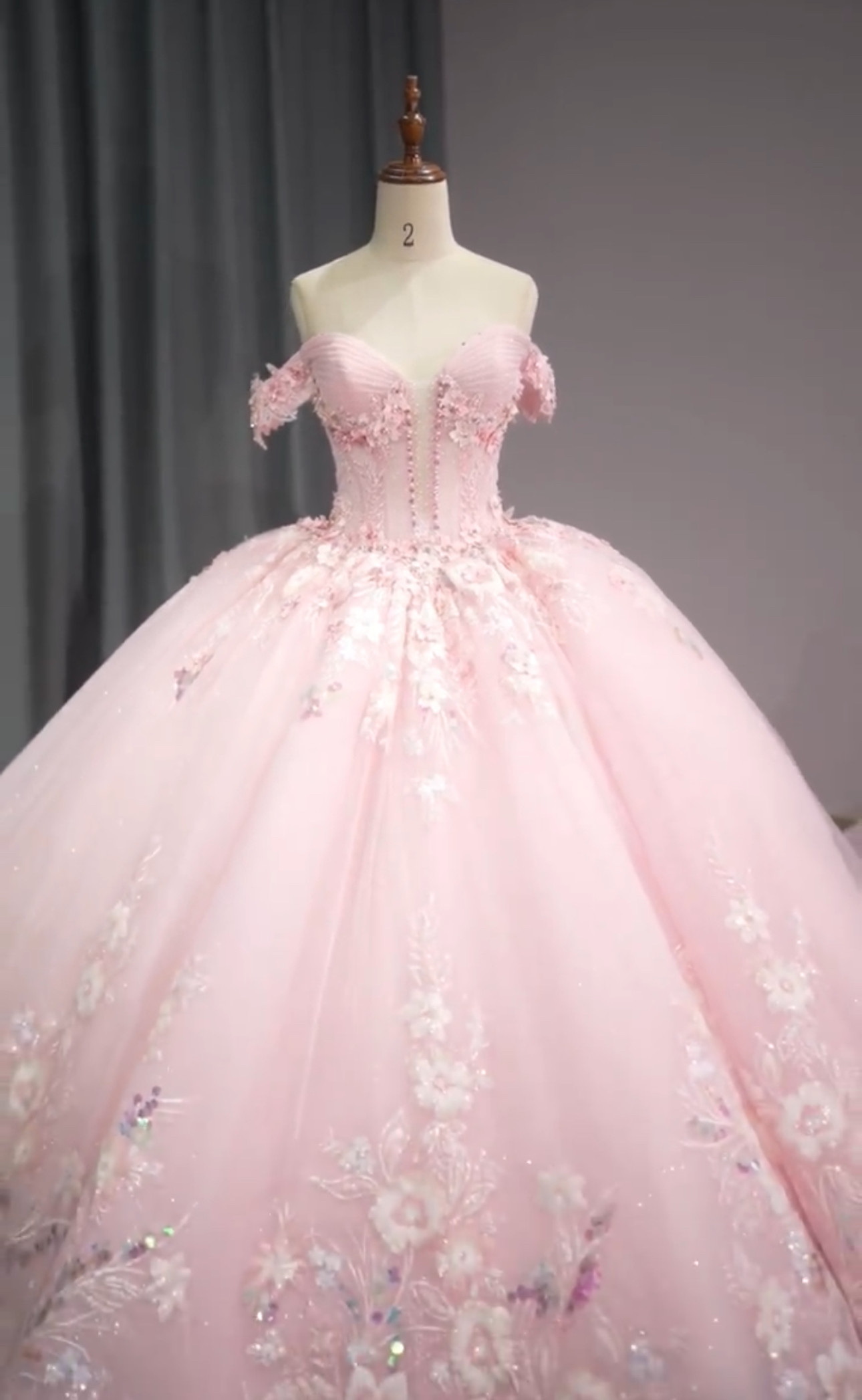 贅沢な花刺繍　可愛いピンクソフィア　チュール　高級感　目立つ　エレガント　ブライダル　カラードレス　袖あり　美しいドレス