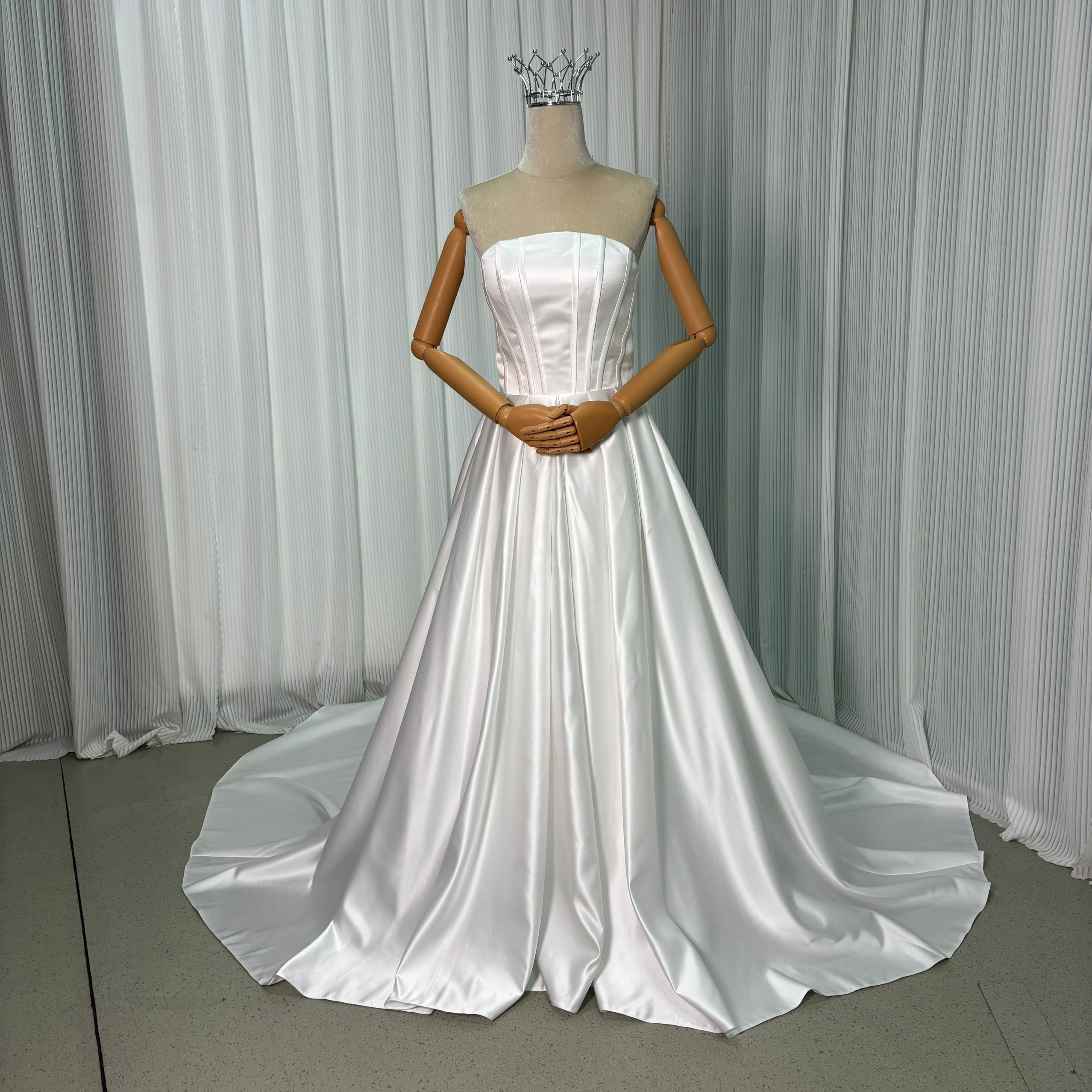 送料無料！ウエディングドレス ベアトップ 光沢サテン ビスチェタイプ オフホワイト 色直し 結婚式 ロングトレーン