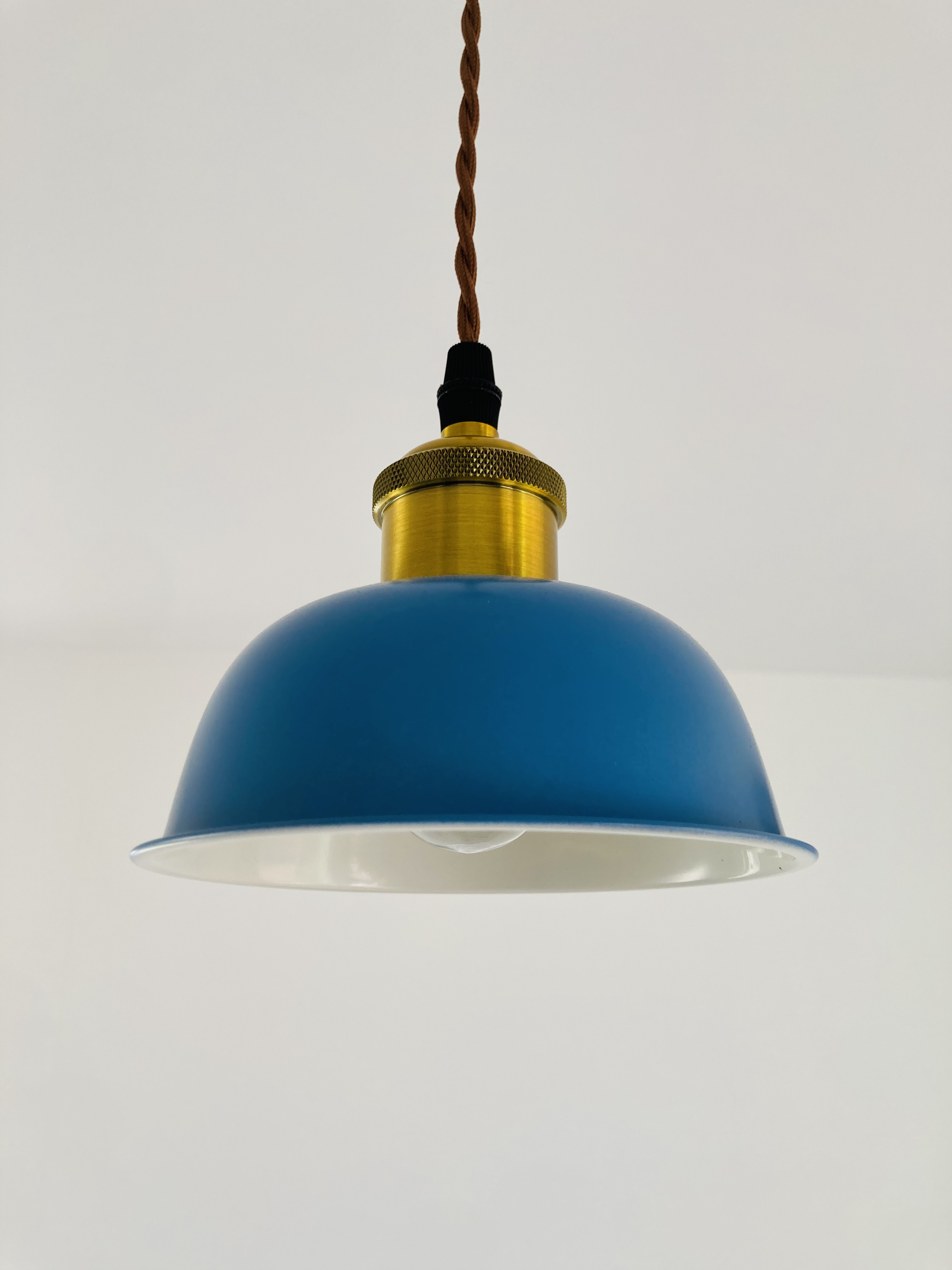 青いペンダントライト 金属と木材製