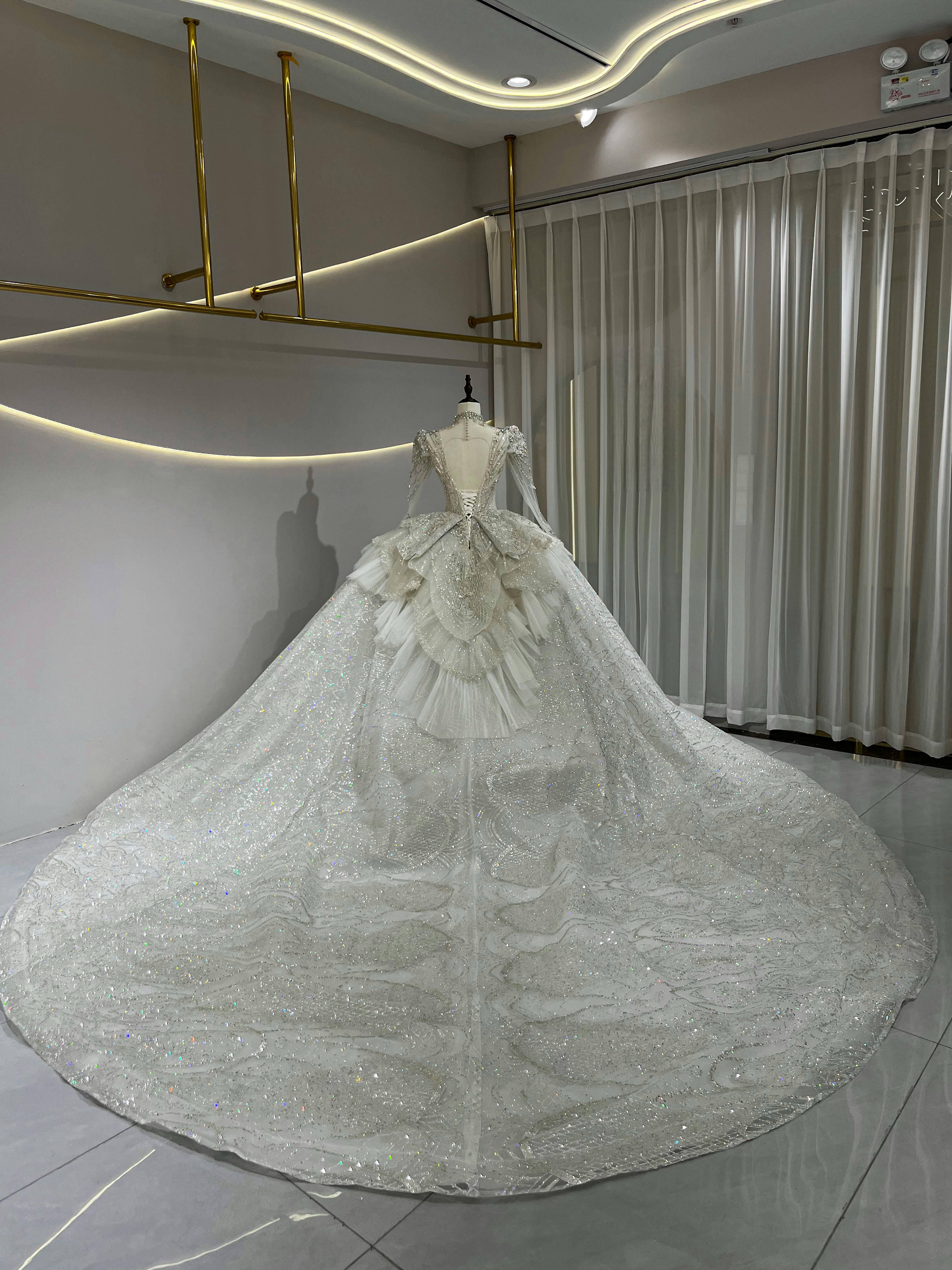 韓国風　キラキラウェディングドレス　シースルー袖　プリンセスライン　ラッフルスカート　大人気　華やかなトレーン結婚式挙式