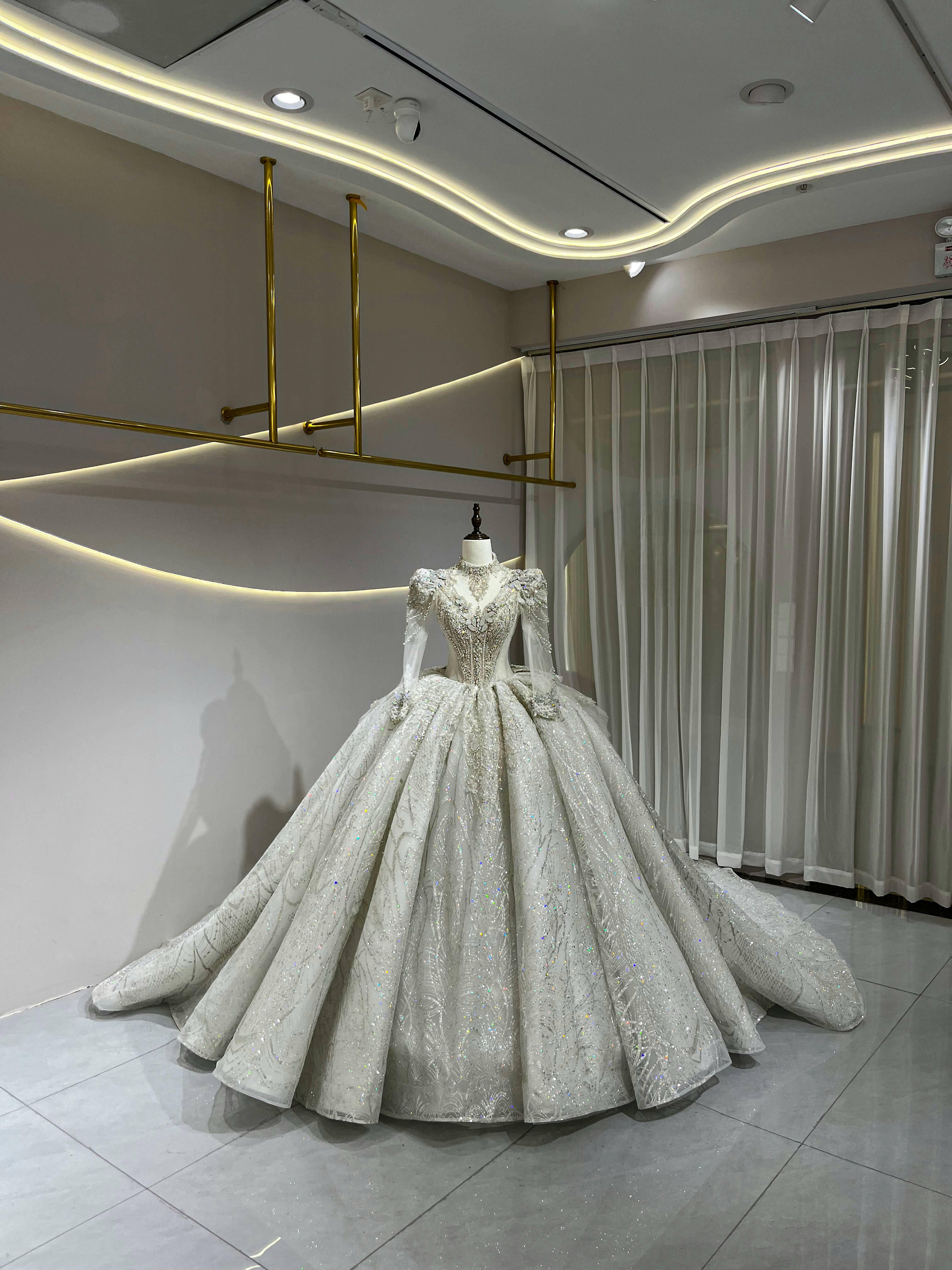 韓国風　キラキラウェディングドレス　シースルー袖　プリンセスライン　ラッフルスカート　大人気　華やかなトレーン結婚式挙式