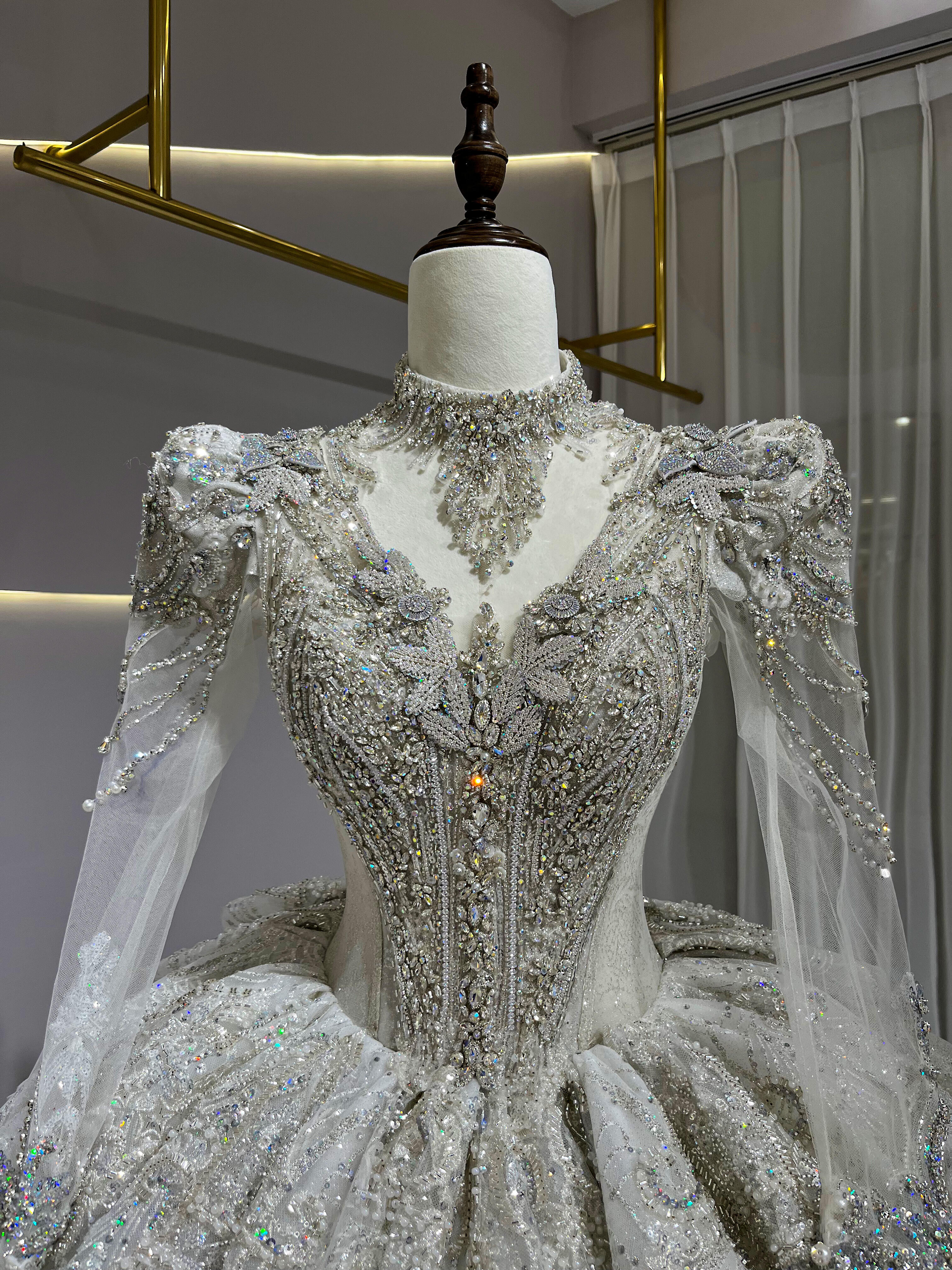 韓国風　キラキラウェディングドレス　シースルー袖　プリンセスライン　ラッフルスカート　大人気　華やかなトレーン結婚式挙式